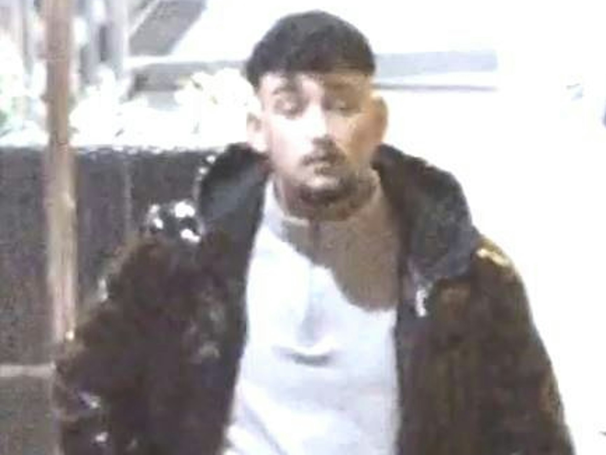 Die Polizei Köln sucht mit Bildern nach einer Gruppe. Gegen die beiden Männer wird wegen gefährlicher Körperverletzung ermittelt.