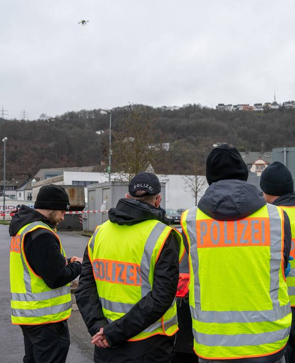 Polizisten von der Spurensicherung sichern mit einer Drohne und einer Spezialkamera Bereiche eines Tatorts um eine Discothek. Dort haben in der Nacht etwa 40 Personen mehrere Polizeikräfte angegriffen und teilweise verletzt.