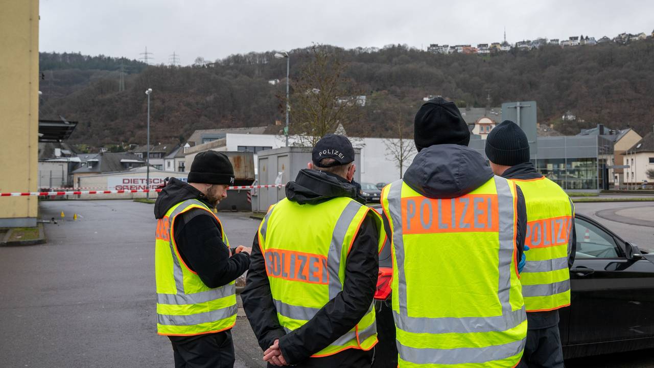Polizisten von der Spurensicherung sichern mit einer Drohne und einer Spezialkamera Bereiche eines Tatorts um eine Discothek. Dort haben in der Nacht etwa 40 Personen mehrere Polizeikräfte angegriffen und teilweise verletzt.