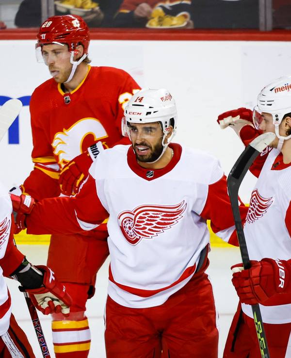 Torschütze Robby Fabbri (M.) jubelt mit Moritz Seider (r.) und Tyler Bertuzzi nach seinem Treffer im Spiel der Red Wings in Calgary