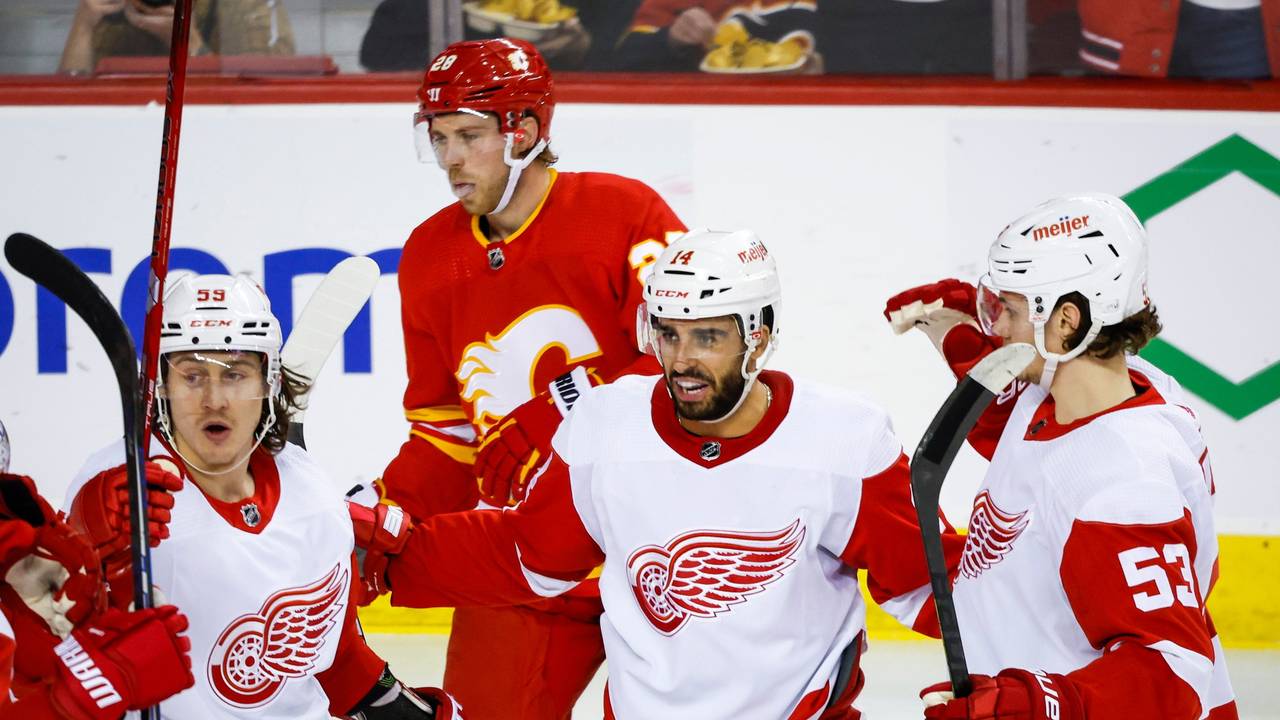 Torschütze Robby Fabbri (M.) jubelt mit Moritz Seider (r.) und Tyler Bertuzzi nach seinem Treffer im Spiel der Red Wings in Calgary