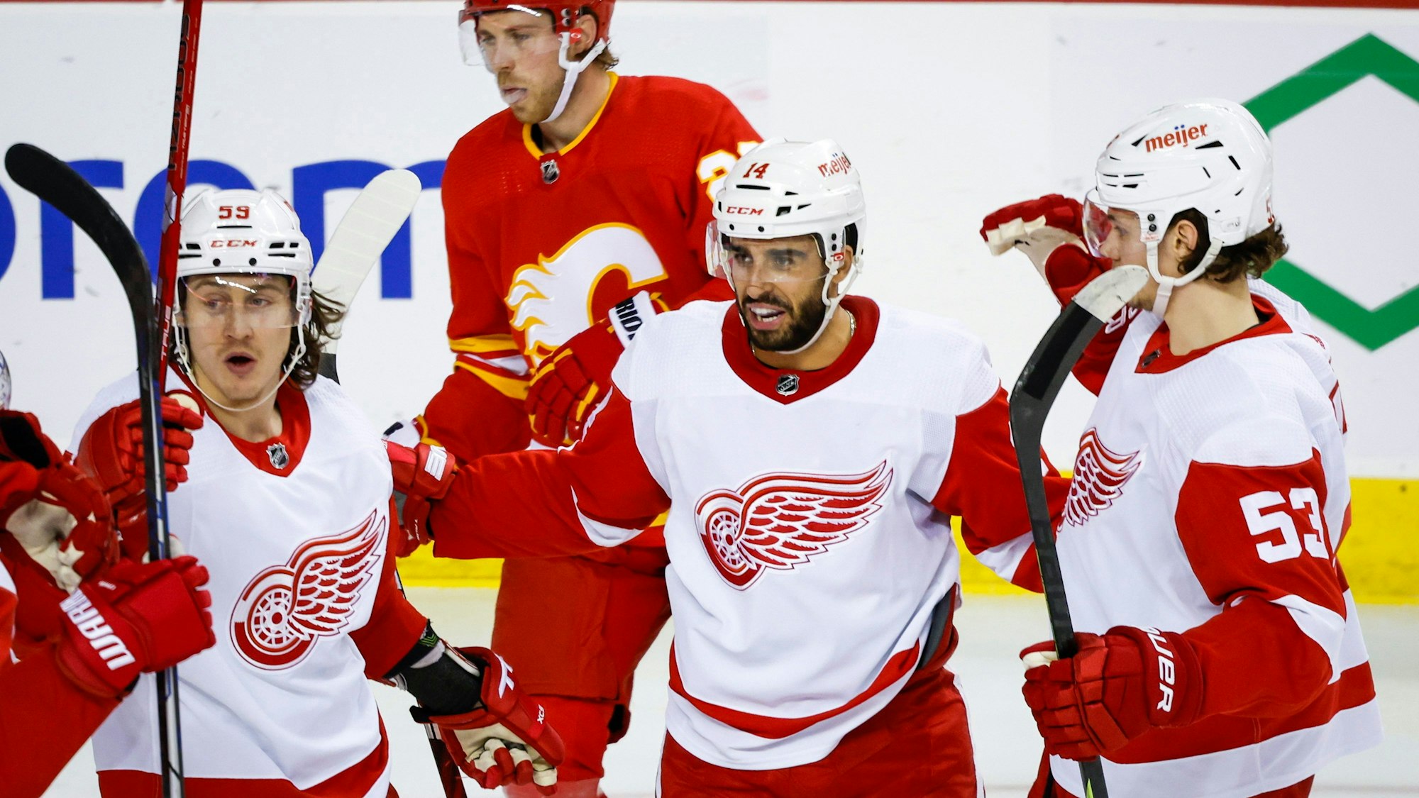 Torschütze Robby Fabbri (M.) jubelt mit Moritz Seider (r.) und Tyler Bertuzzi nach seinem Treffer im Spiel der Red Wings in Calgary
