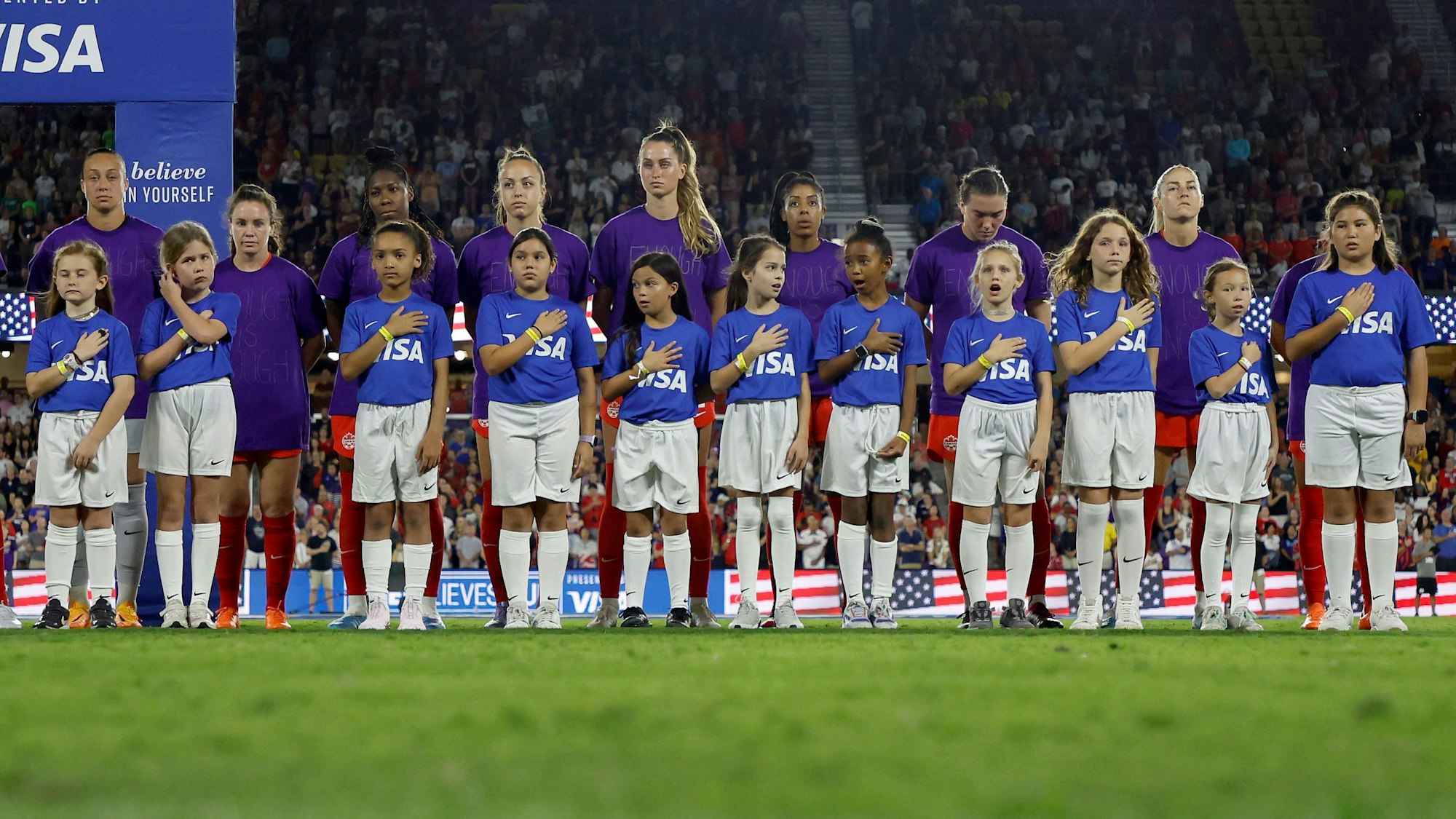 Während der Nationalhymne protestieren die Nationalspielerinnen aus Kanada mit lila T-Shirts gegen ihren eigenen Verband.