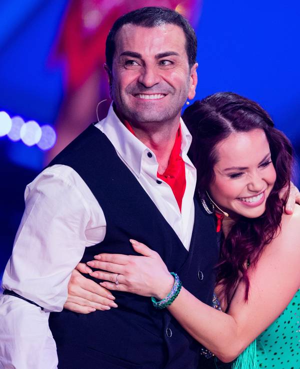 Ali Güngörmus, Sternekoch, und Christina Luft, Profitänzerin, freuen sich bei der Kennenlernshow zu Beginn der 16. Staffel der RTL-Tanzshow "Let's Dance" in Köln.
