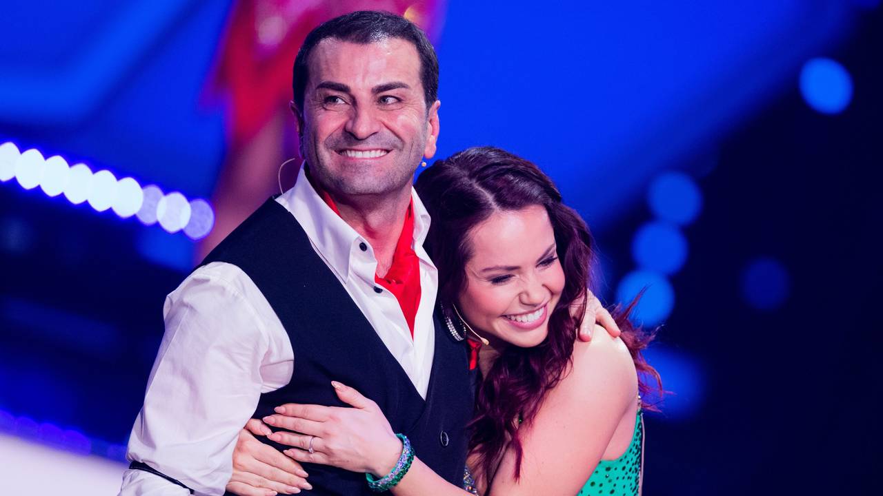 Ali Güngörmus, Sternekoch, und Christina Luft, Profitänzerin, freuen sich bei der Kennenlernshow zu Beginn der 16. Staffel der RTL-Tanzshow "Let's Dance" in Köln.