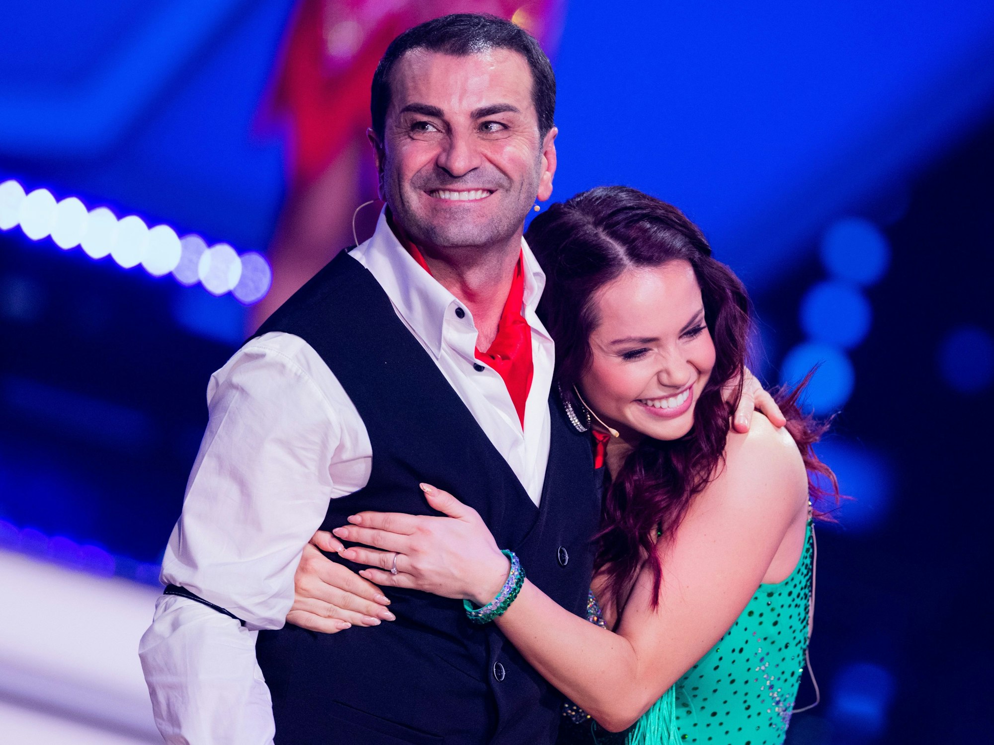 Ali Güngörmus, Sternekoch, und Christina Luft, Profitänzerin, freuen sich bei der Kennenlernshow zu Beginn der 16. Staffel der RTL-Tanzshow "Let's Dance" in Köln.