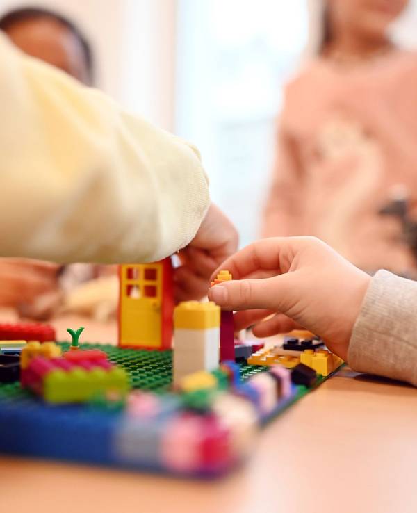 In einer Kita spielen Kinder.