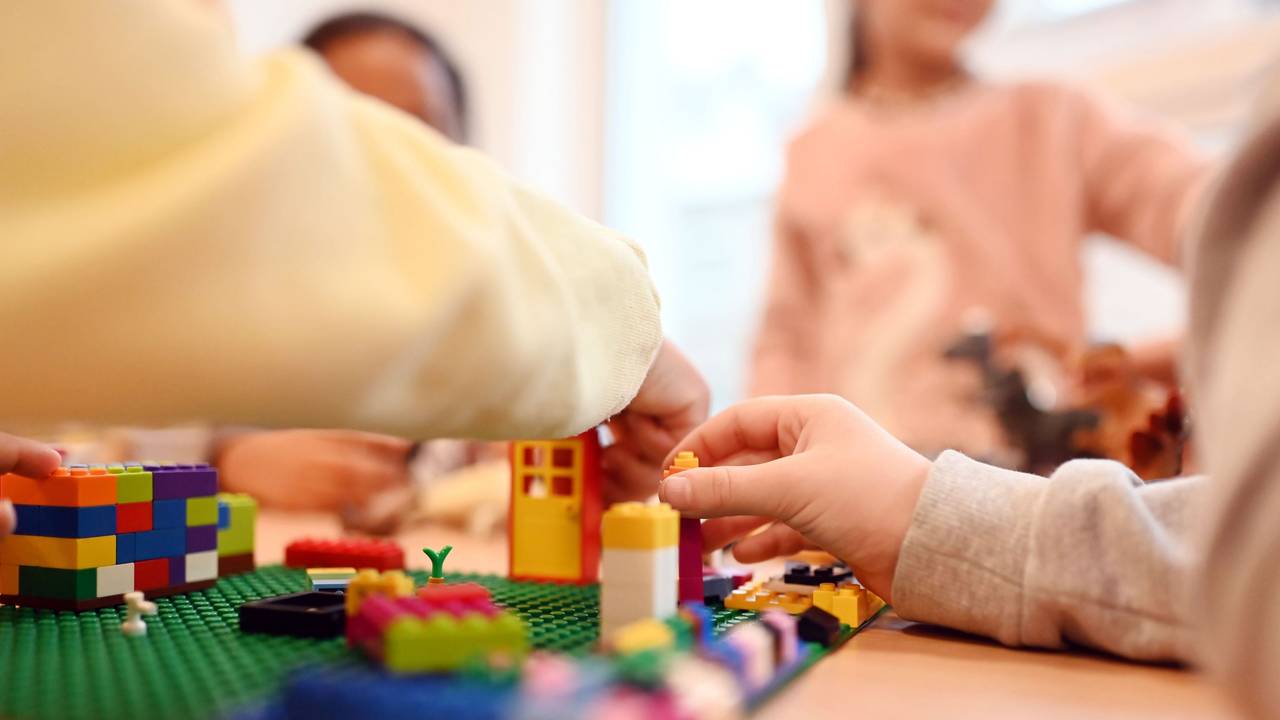 In einer Kita spielen Kinder.