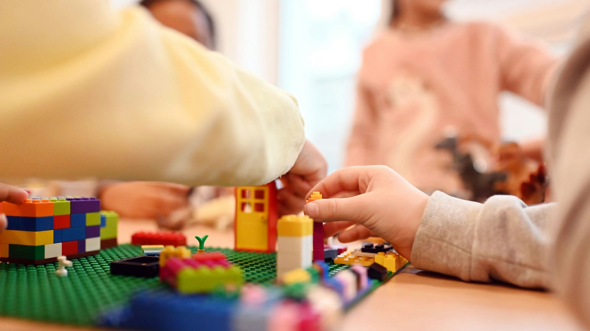 In einer Kita spielen Kinder.