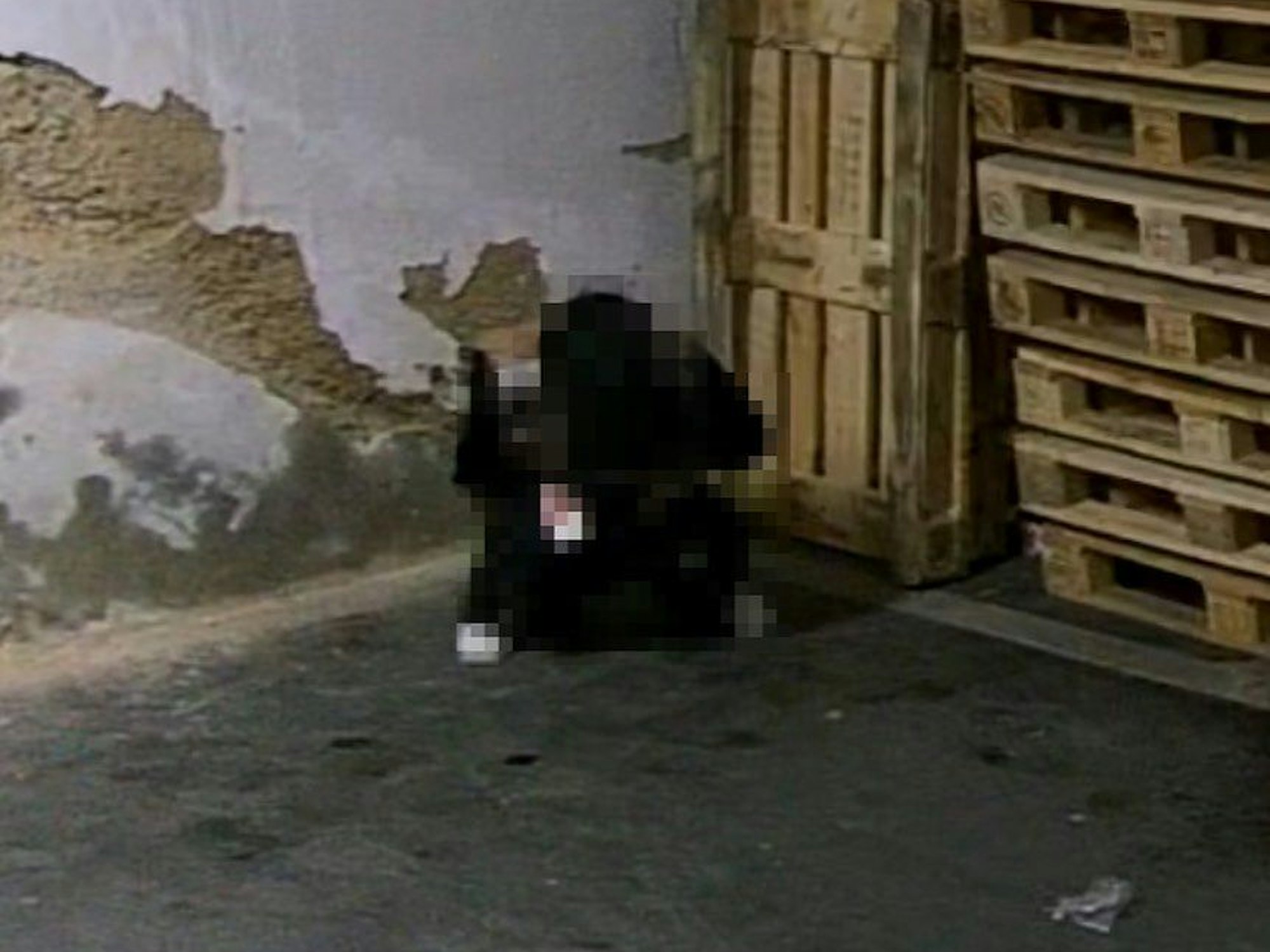 Eine Person hockt in der Ecke – sie wurde beim Wildpinkeln erwischt.