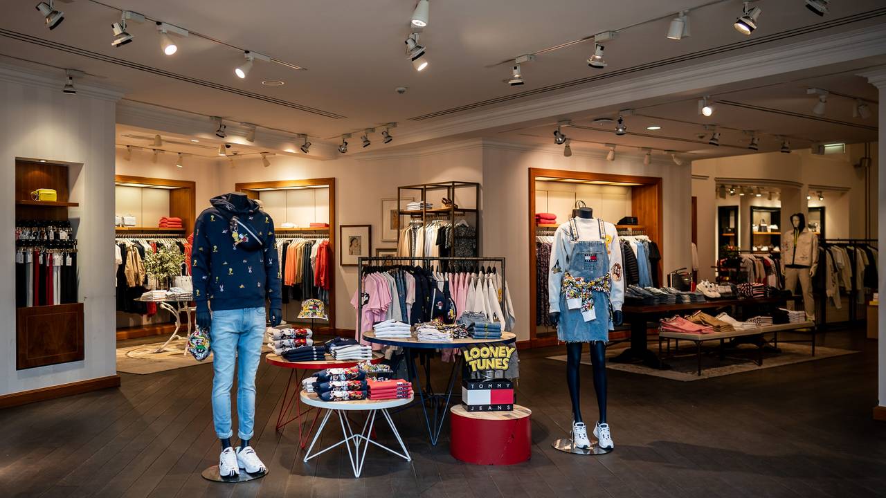 Ein Bekleidungsladen der Kette „Hilfiger“