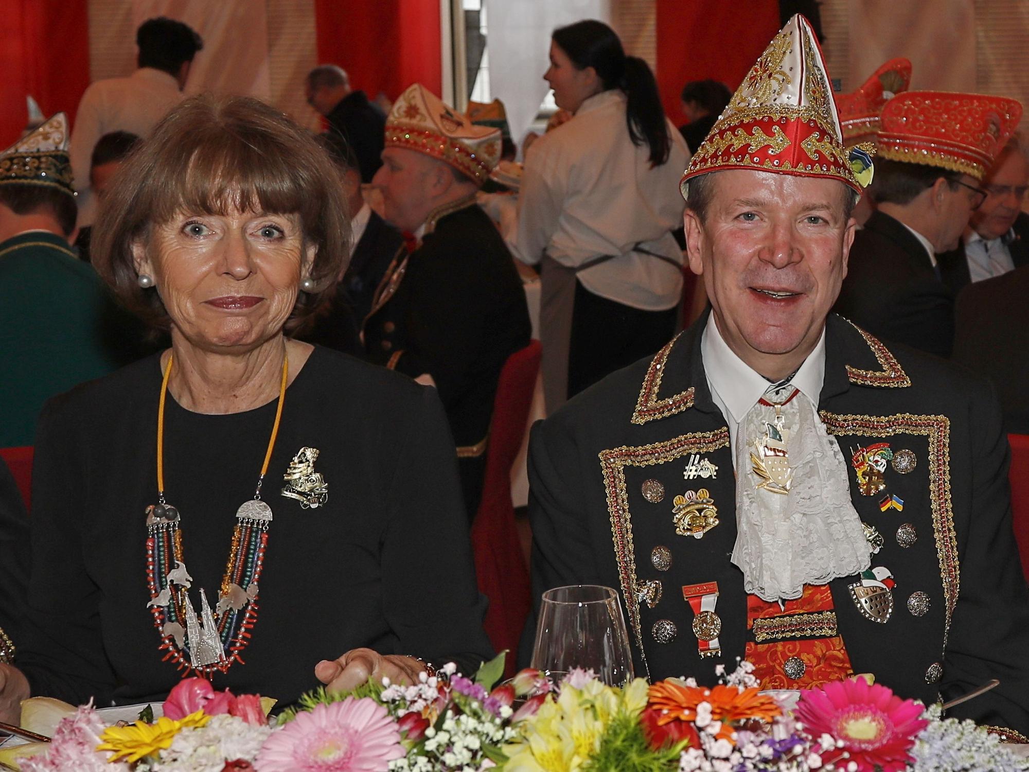Henriette Reker und Christoph Kuckelkorn schauen in die Kamera.