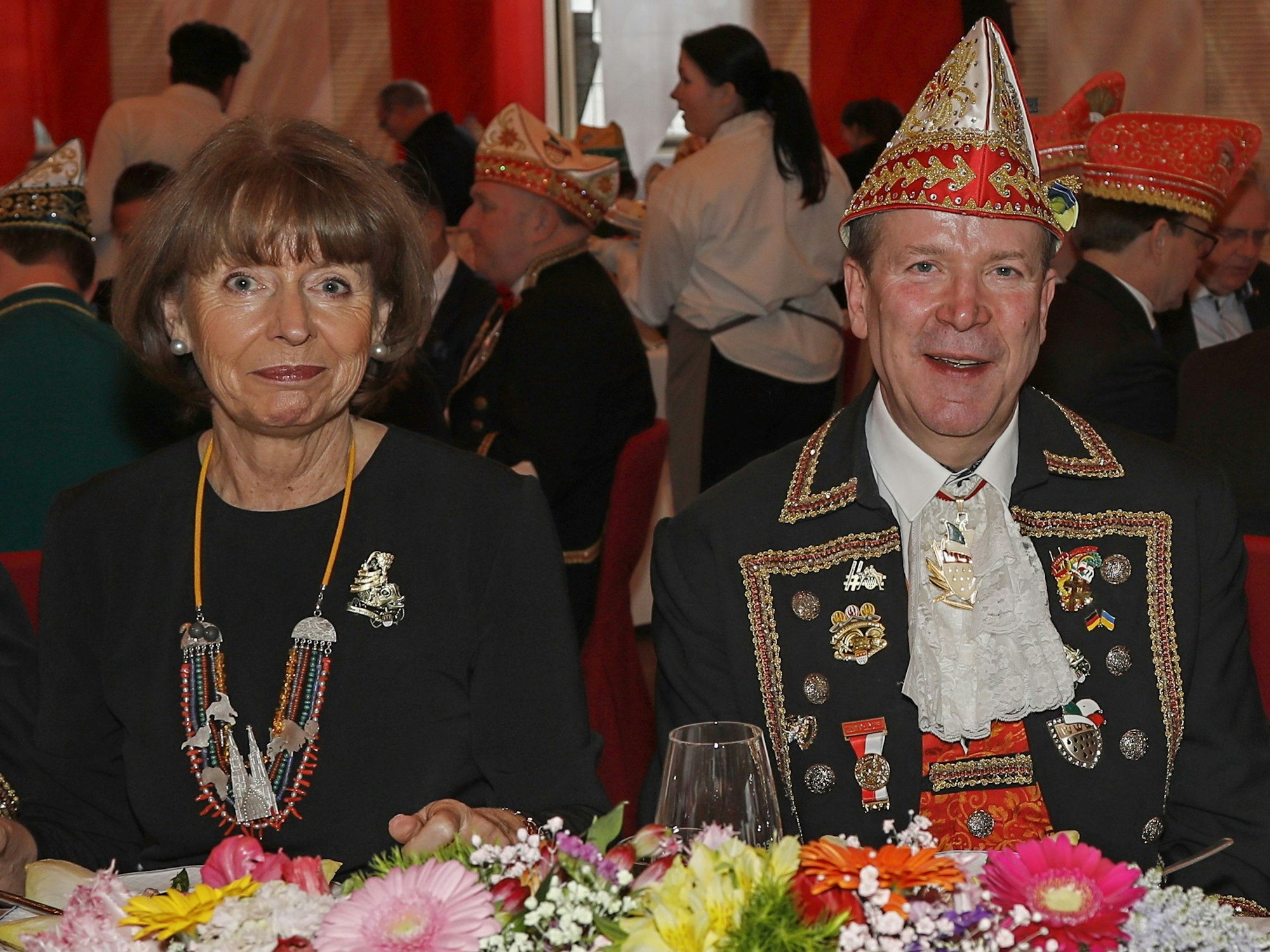 Henriette Reker und Christoph Kuckelkorn schauen in die Kamera.
