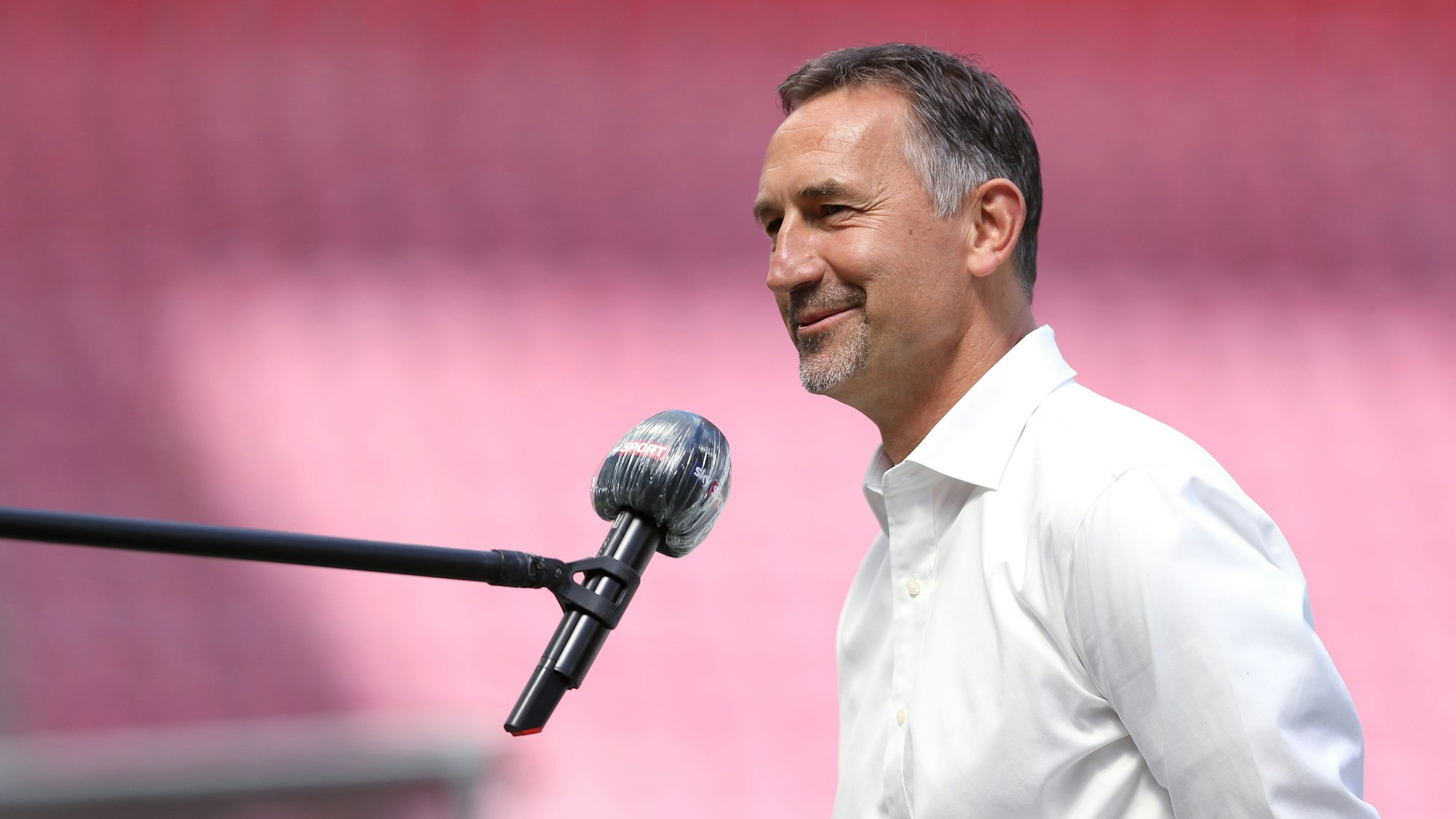 Der Mainzer Trainer Achim Beierlorzer beim Interview vor dem Spiel bei Ex-Klub 1. FC Köln.