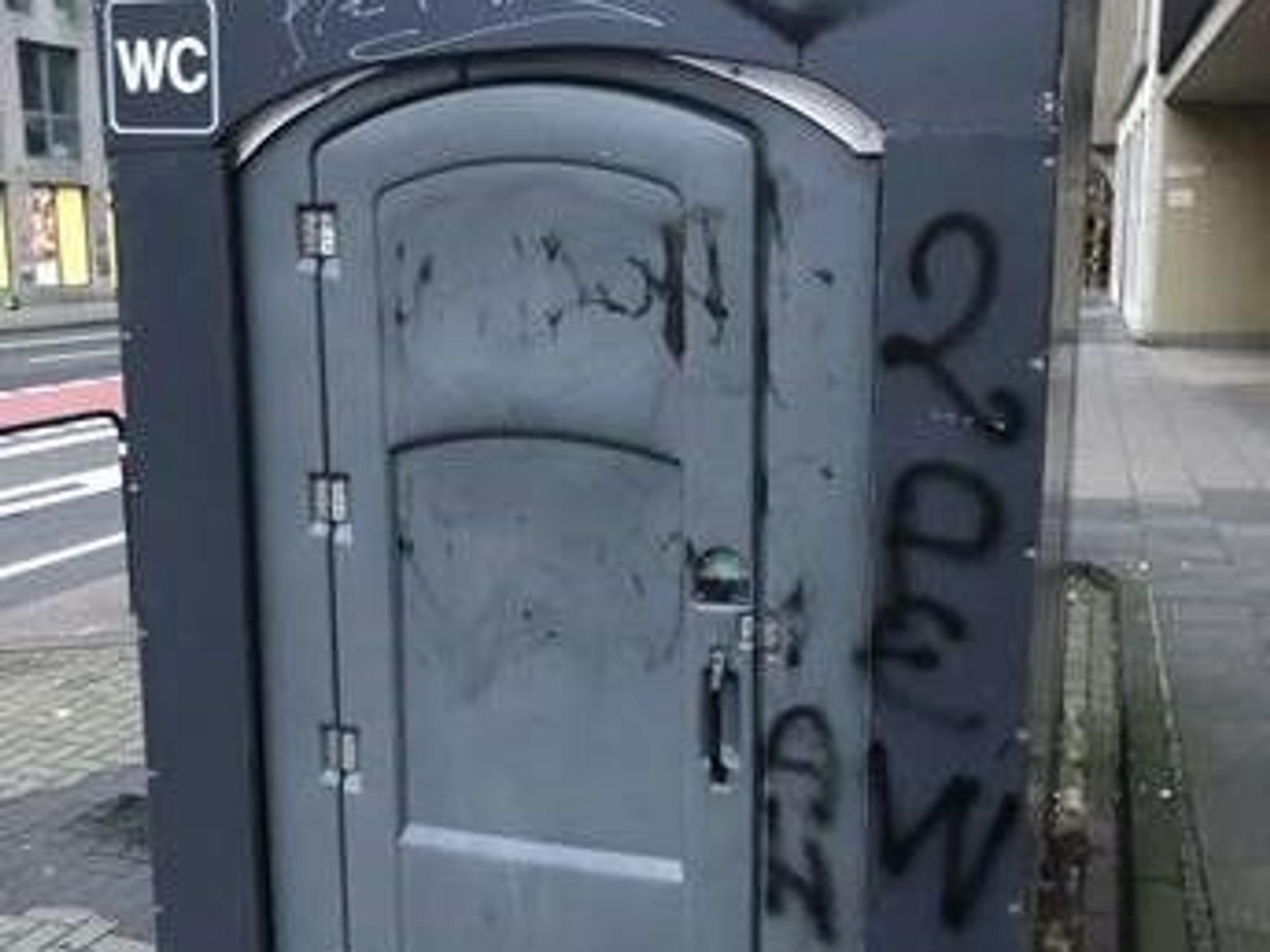 Die Toilettenanlage in der Gereonstraße – hier möchte niemand aufs Klo gehen.