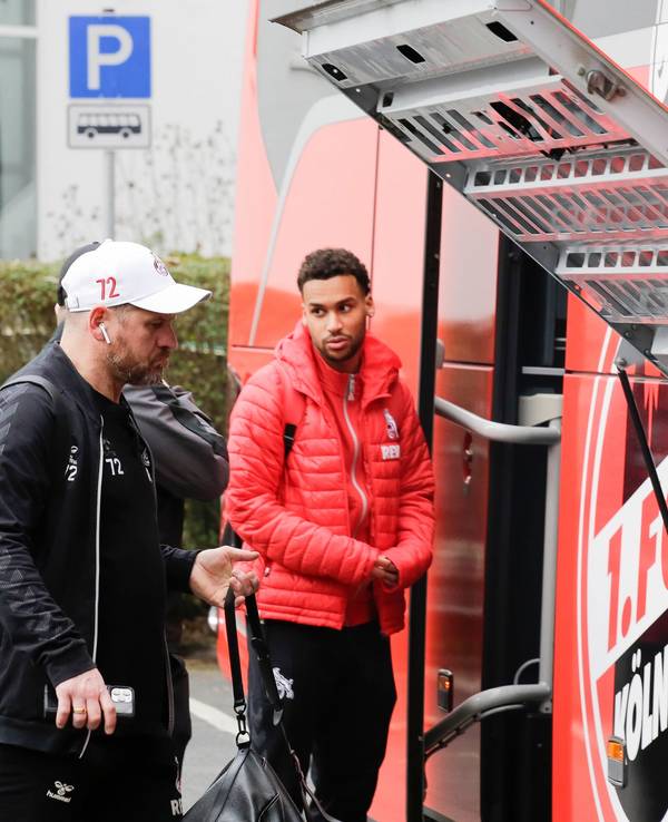 Steffen Baumgart spricht vor der Abfahrt mit Linton Maina.