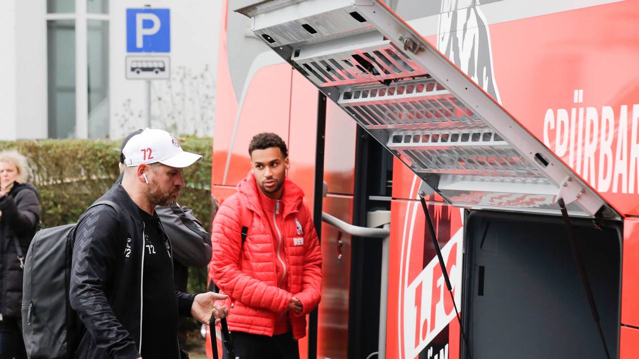 Steffen Baumgart spricht vor der Abfahrt mit Linton Maina.