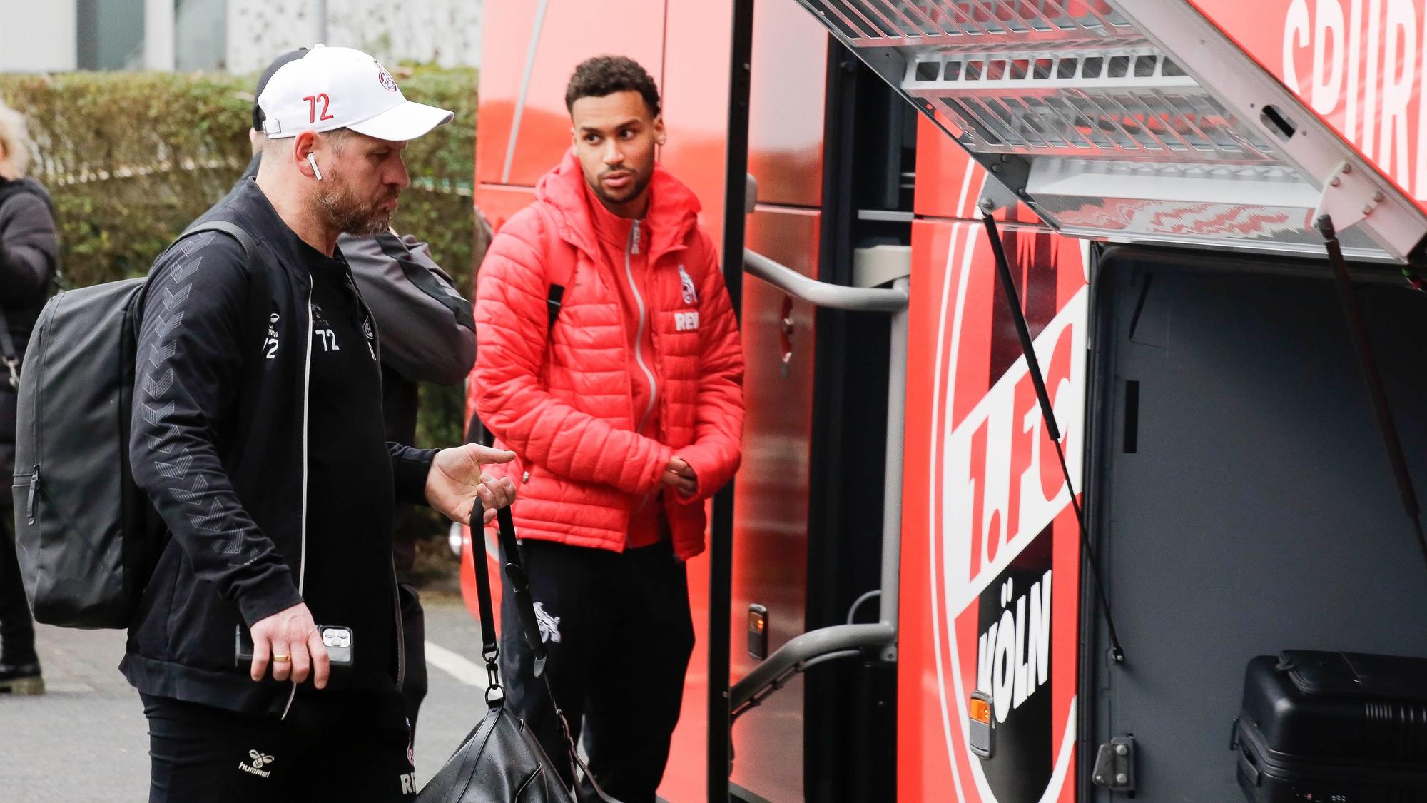 Steffen Baumgart spricht vor der Abfahrt mit Linton Maina.