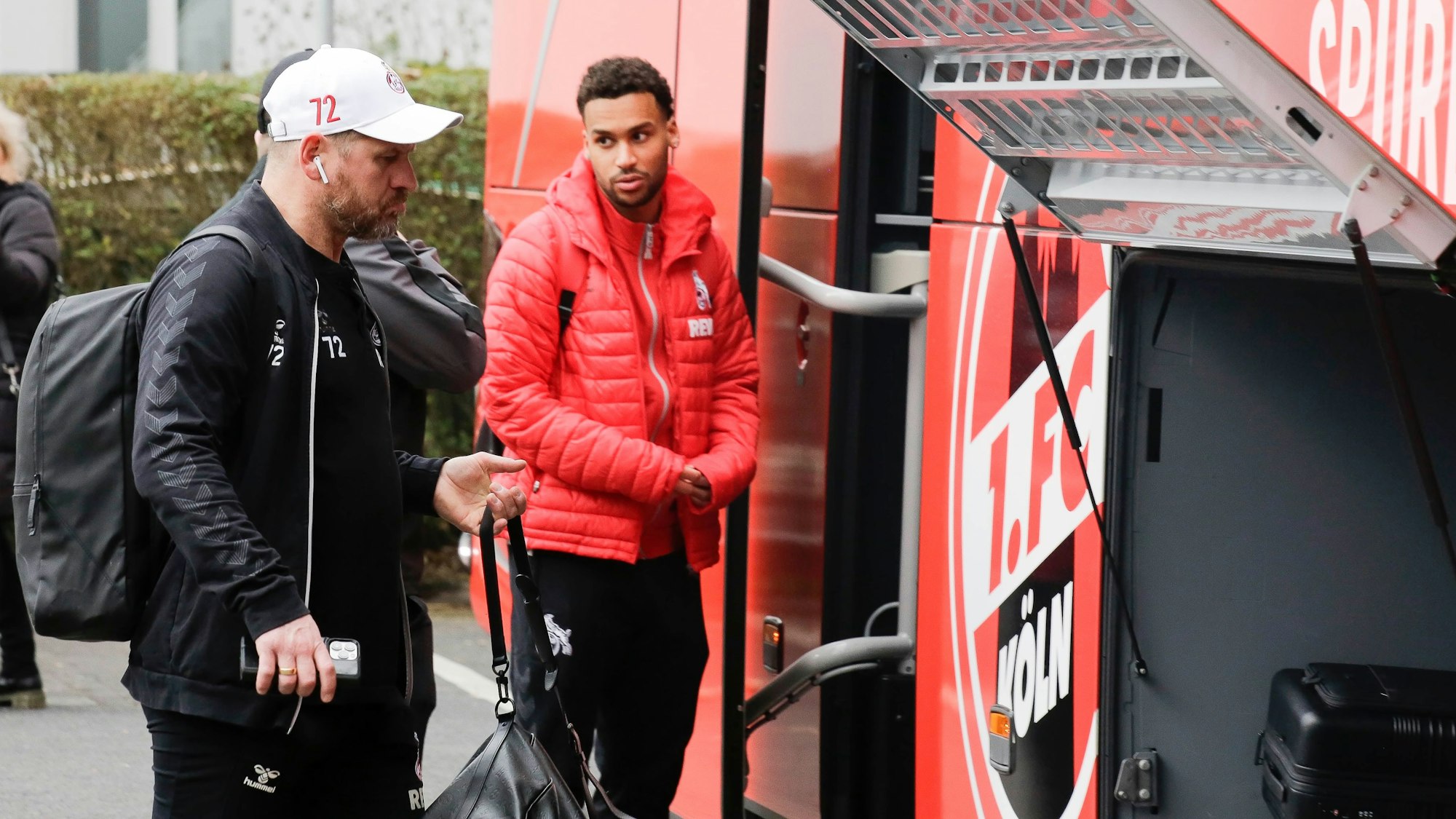Steffen Baumgart spricht vor der Abfahrt mit Linton Maina.