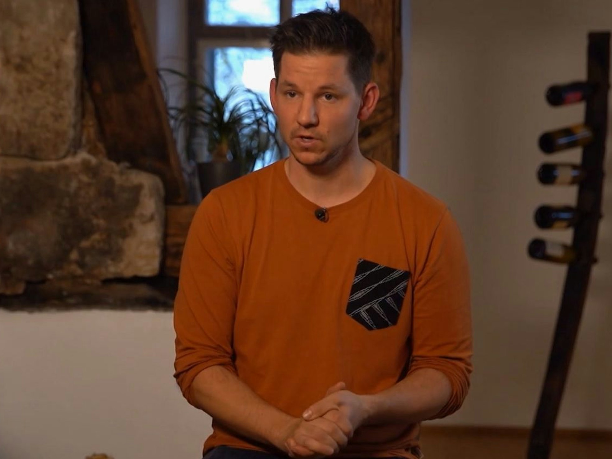Gastgeber Tobi sitzt an Tag 5 von „Das perfekte Dinner“ in Bamberg (TV-Austrahlung: 17. Februar) in seinem Wohnzimmer.
