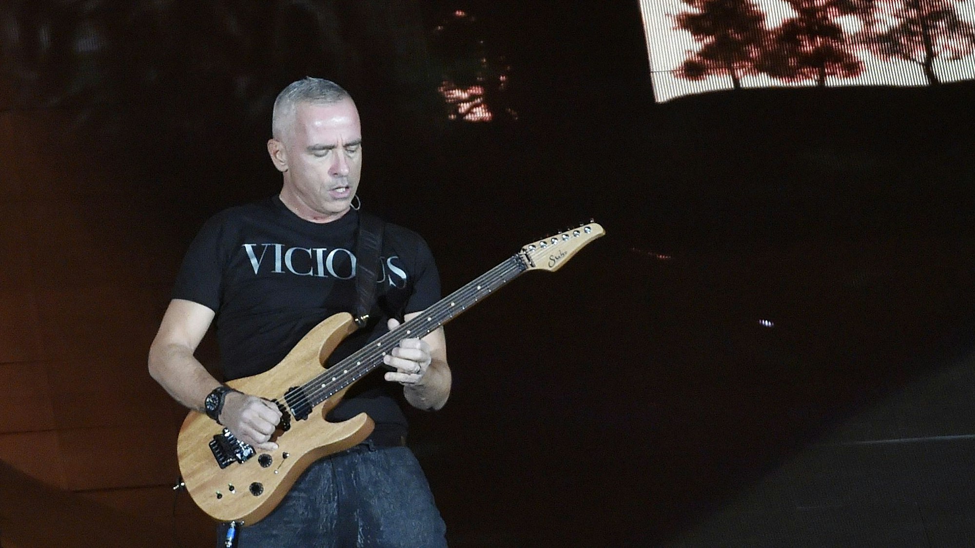 Der Sänger Eros Ramazzotti steht beim Start seiner Deutschland-Tour auf der Bühne der Olympiahalle.