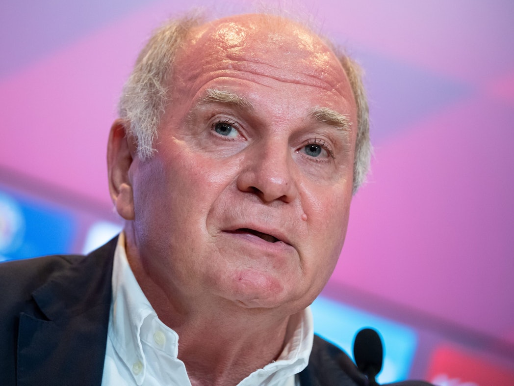 Uli Hoeneß spricht bei einer Pressekonferenz.