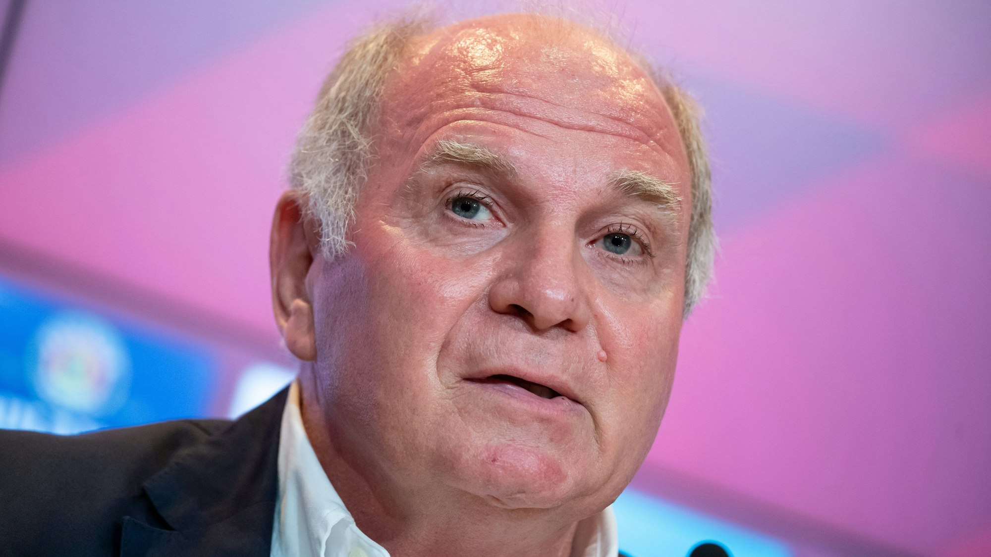 Uli Hoeneß spricht bei einer Pressekonferenz.