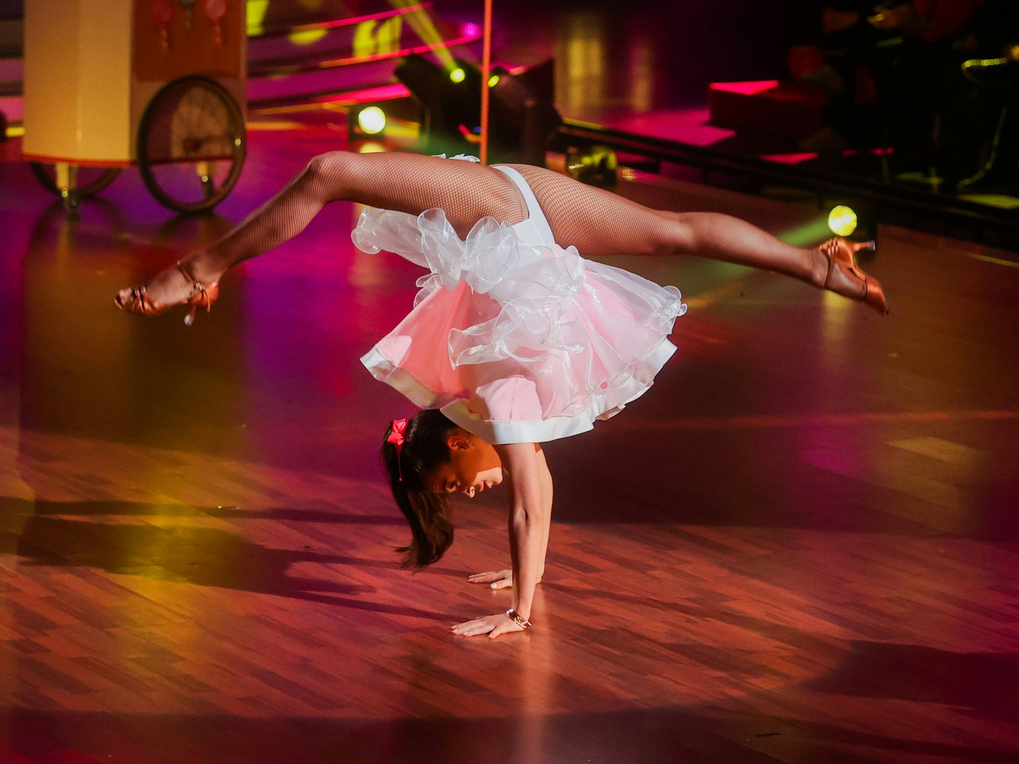 Lili Paul-Roncalli, Artistin, und Massimo Sinato, Profitänzer, tanzen in der RTL-Tanzshow «Let's Dance» im Coloneum.