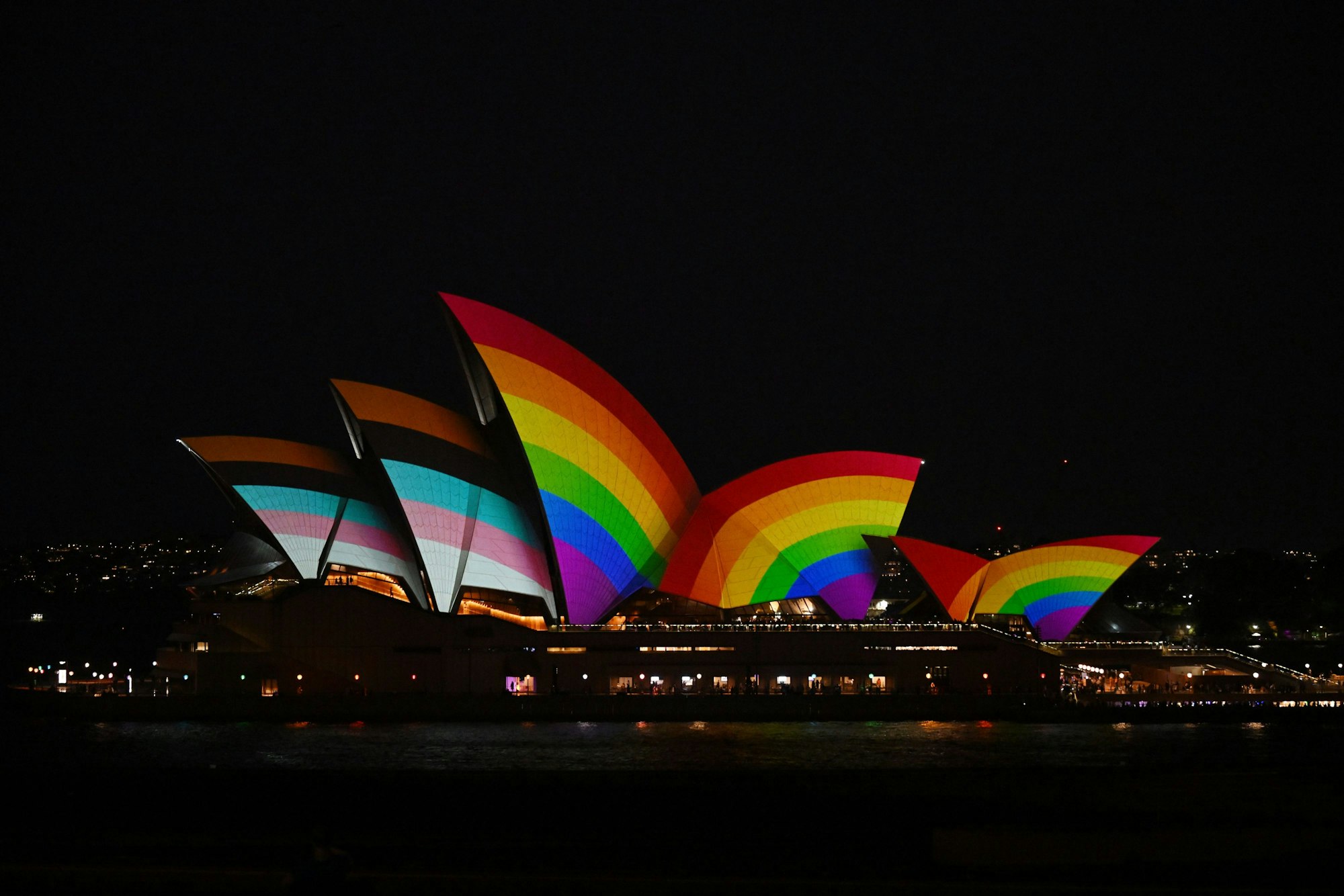 Das Opernhaus von Sydney ist mit der Progress Pride-Flagge beleuchtet. Am Freitag (17.02.2023) begann das WorldPride 2023.