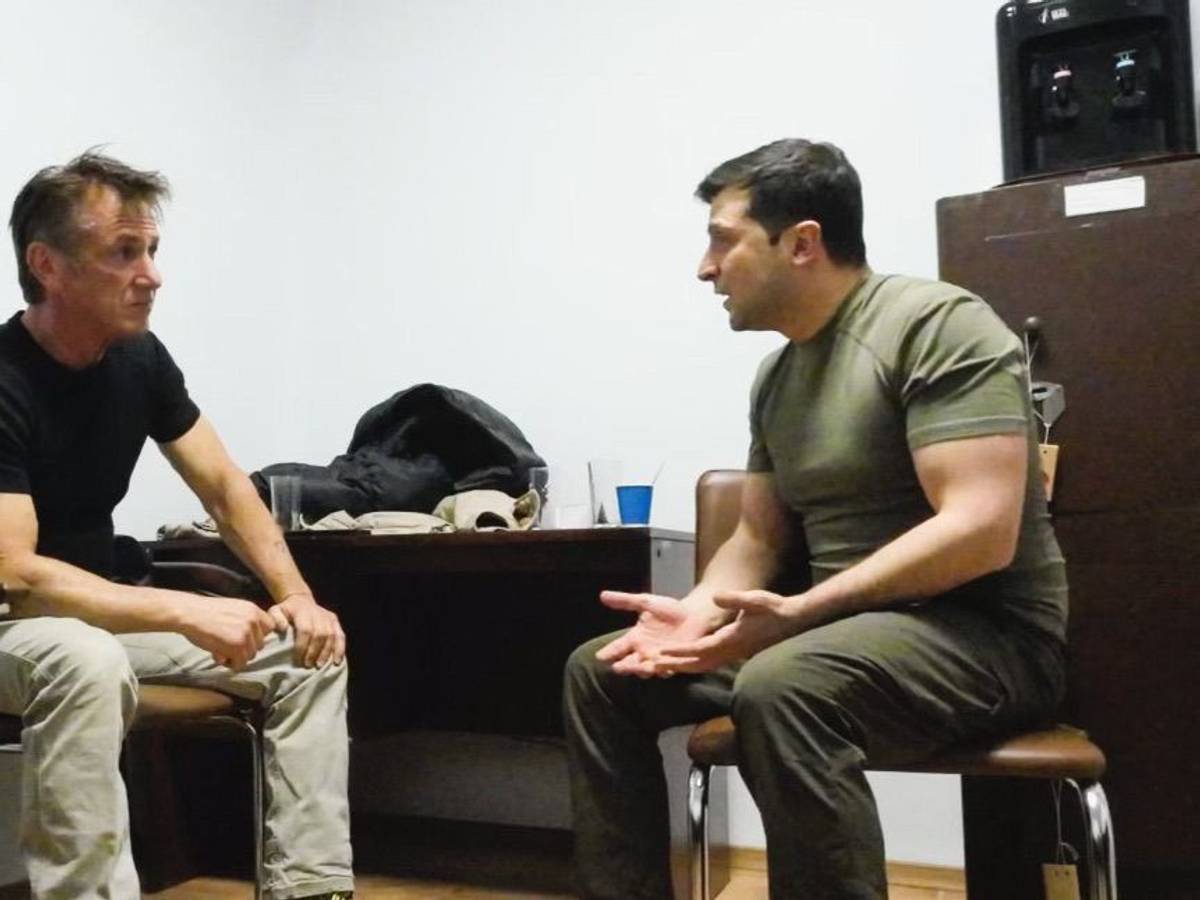 US-Schauspieler Sean Penn (l) und der ukrainische Präsident Wolodymyr Selenskyj in einer Szene des Dokumentarfilms „Superpower“.