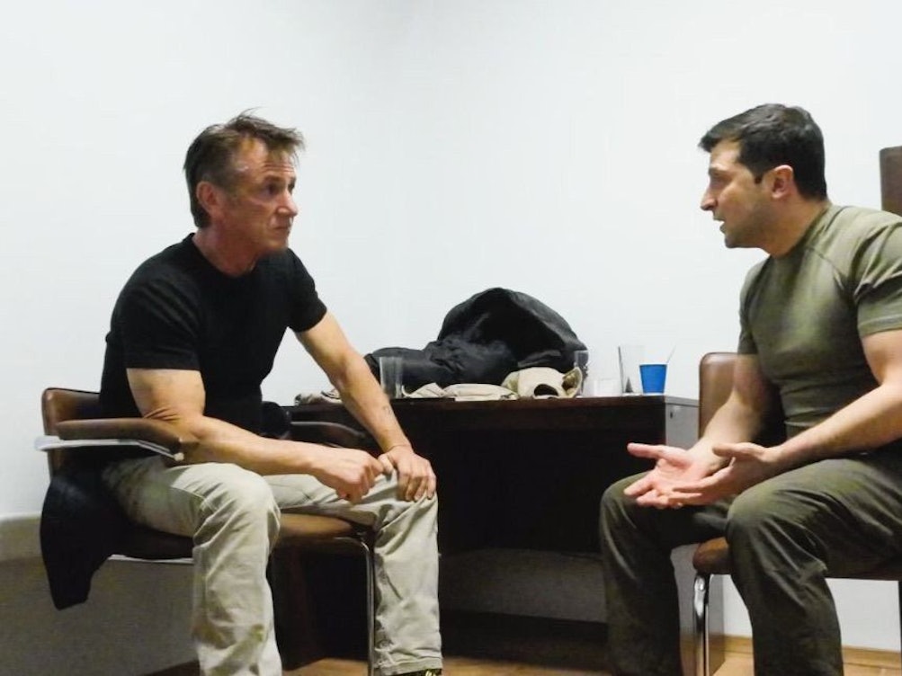 US-Schauspieler Sean Penn (l) und der ukrainische Präsident Wolodymyr Selenskyj in einer Szene des Dokumentarfilms „Superpower“.