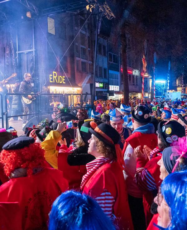 Die Gruppe Miljö tritt bei der Sternmarsch-Veranstaltung auf der Bühne am Alter Markt auf. Den medizinischen Vorfall gab es beim Auftritt der Bläck Fööss.
