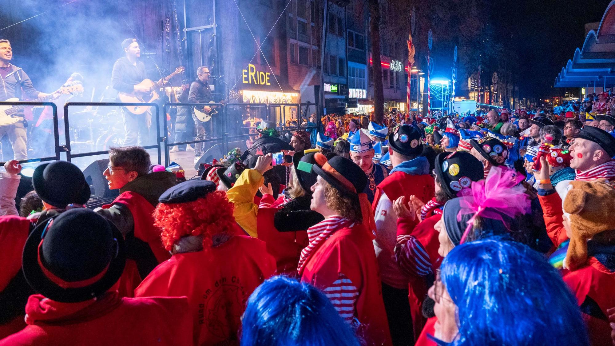 Die Gruppe Miljö tritt bei der Sternmarsch-Veranstaltung auf der Bühne am Alter Markt auf. Den medizinischen Vorfall gab es beim Auftritt der Bläck Fööss.