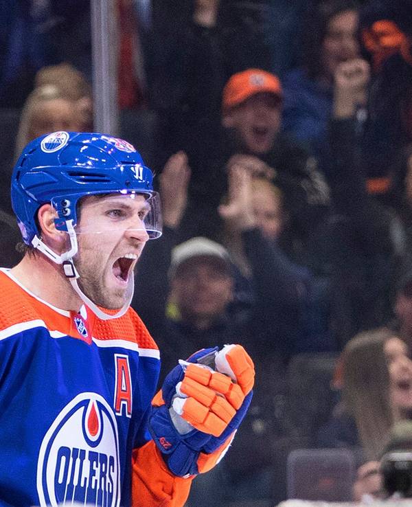 Leon Draisaitl von den Edmonton Oilersbejubelt auf dem Eis einen Treffer.