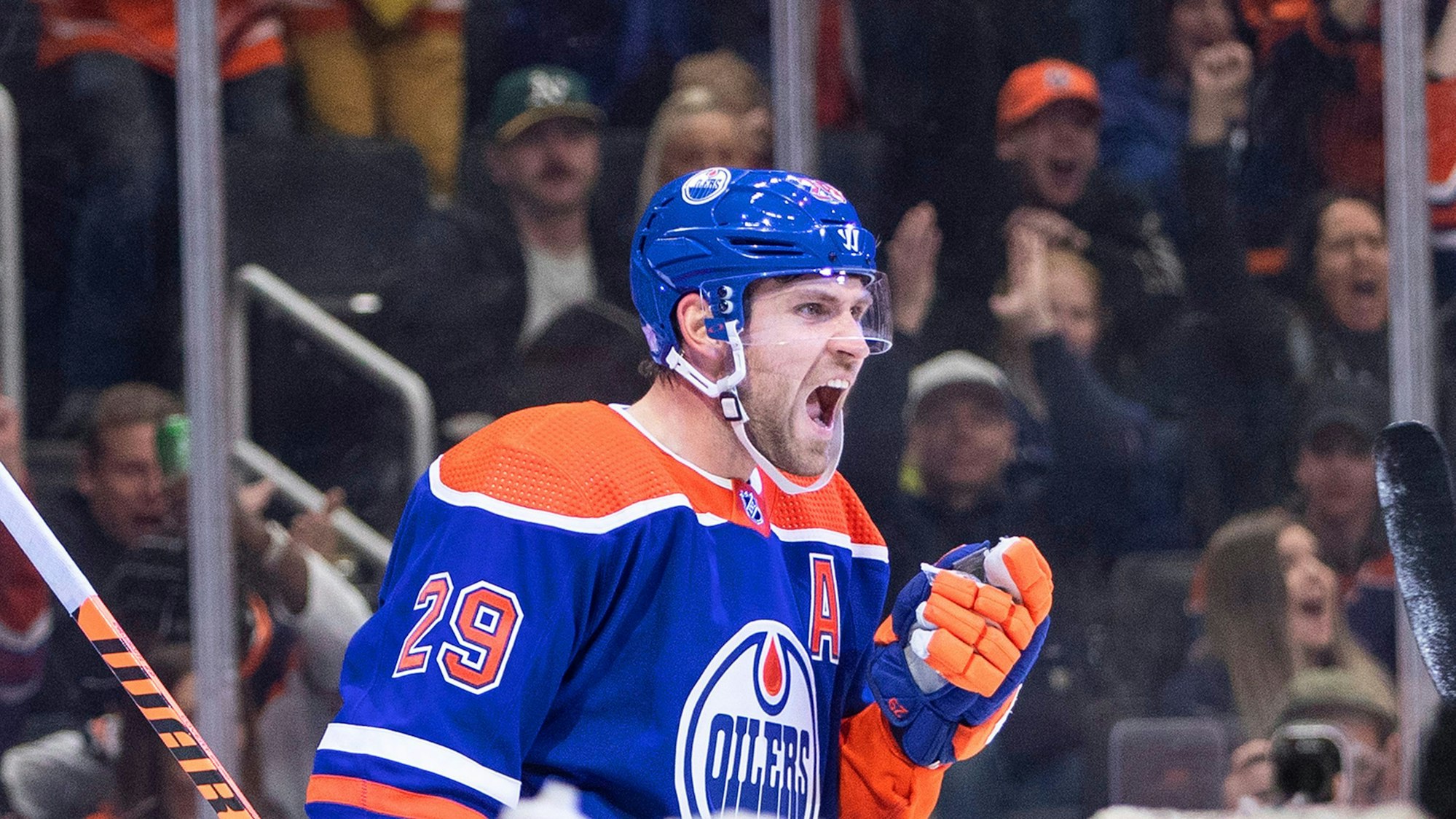 Leon Draisaitl von den Edmonton Oilersbejubelt auf dem Eis einen Treffer.