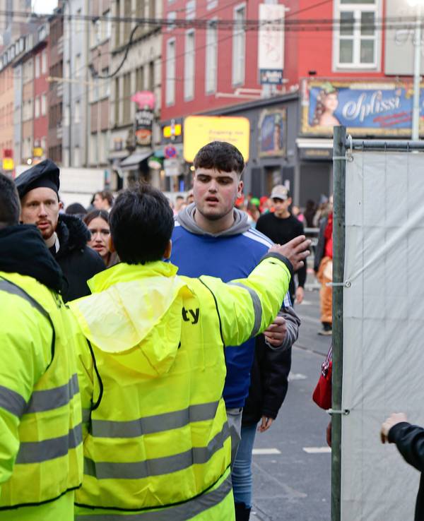 Sicherheitsdienstleute regeln den Zugang zur Zülpicher Straße an Karneval.