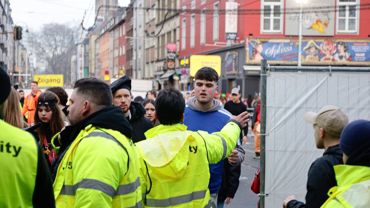 Sicherheitsdienstleute regeln den Zugang zur Zülpicher Straße an Karneval.