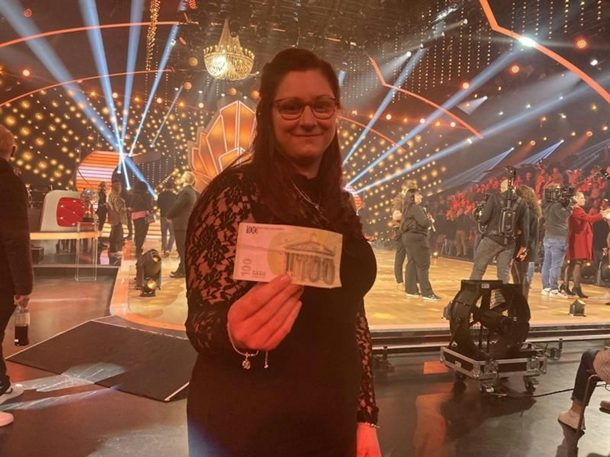 Ulrike Thomas aus Erfurt bekam von Kandidat Knossi während der Show einen Geldschein in die Hand gedrückt. Dabei handelt es sich aber um eine Attrappe zum Bewerben des RTL-Gewinnspiels