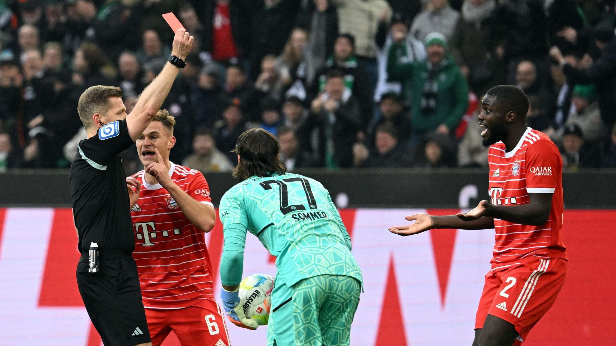 Tobias Welz zeigt Dayot Upamecano die Rote Karte, Teamkollege Joshua Kimmich kann es nicht fassen und protestiert.