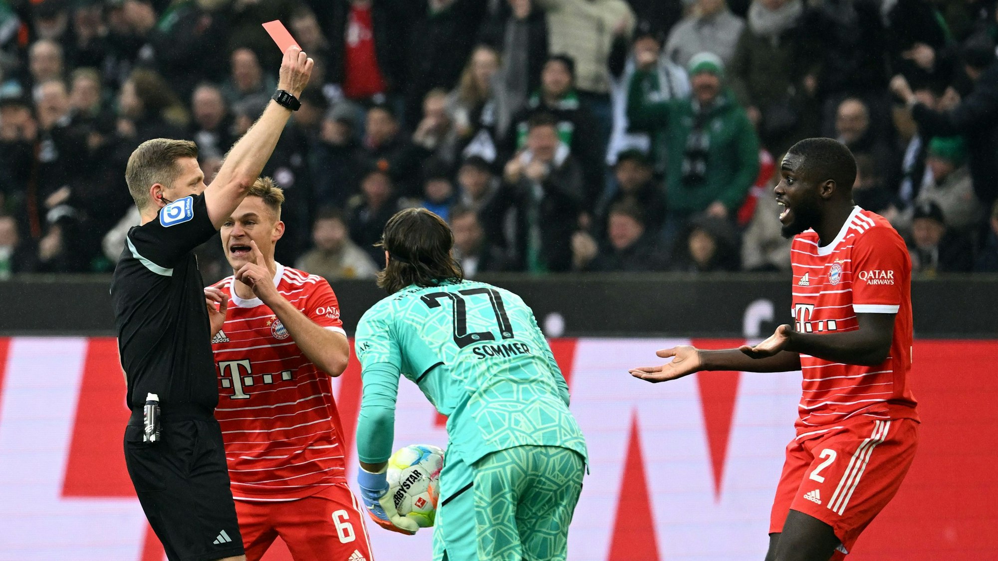 Tobias Welz zeigt Dayot Upamecano die Rote Karte, Teamkollege Joshua Kimmich kann es nicht fassen und protestiert.