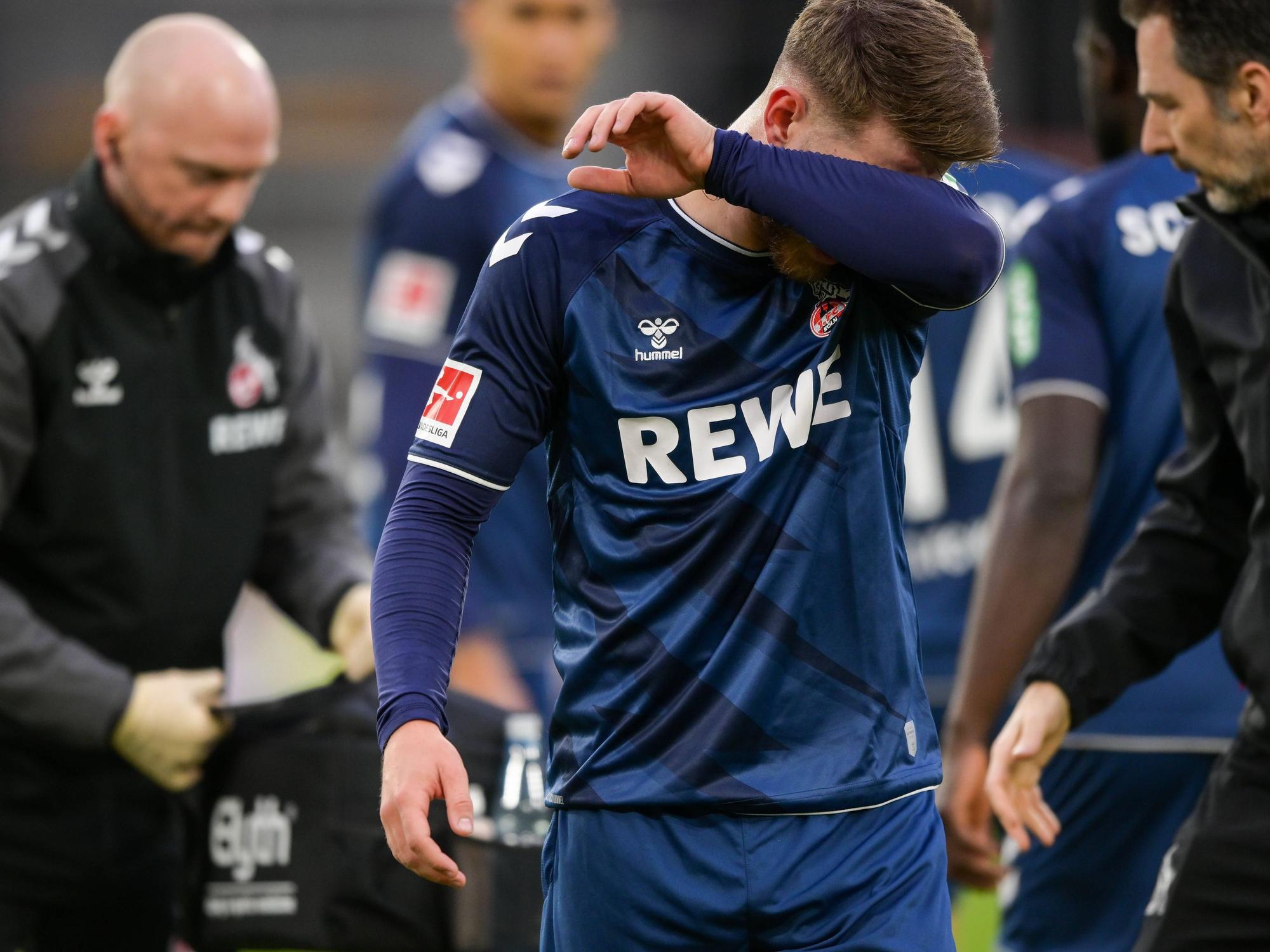 Jan Thielmann muss gegen Stuttgart verletzt vom Platz.