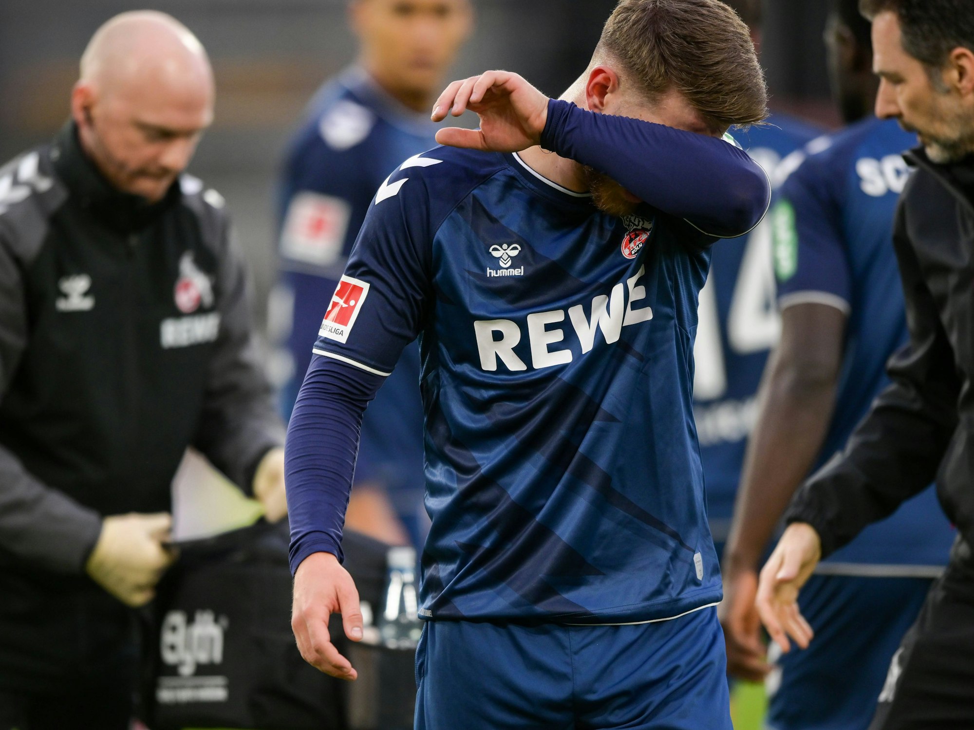 Jan Thielmann muss gegen Stuttgart verletzt vom Platz.