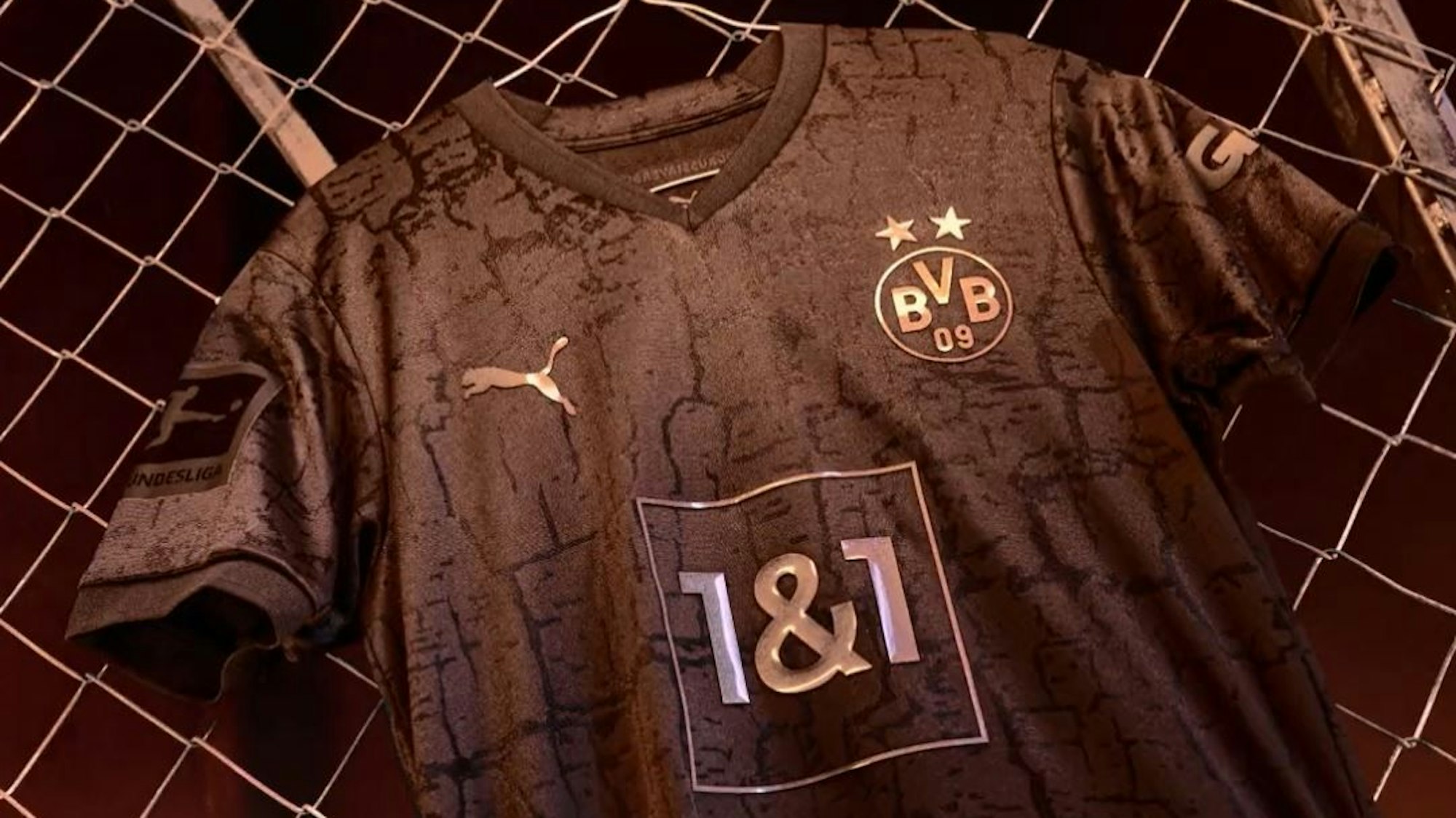 Ein Screenshot aus dem Präsentationsvideo zeigt das Kohle- und Stahl-Sondertrikot des BVB.