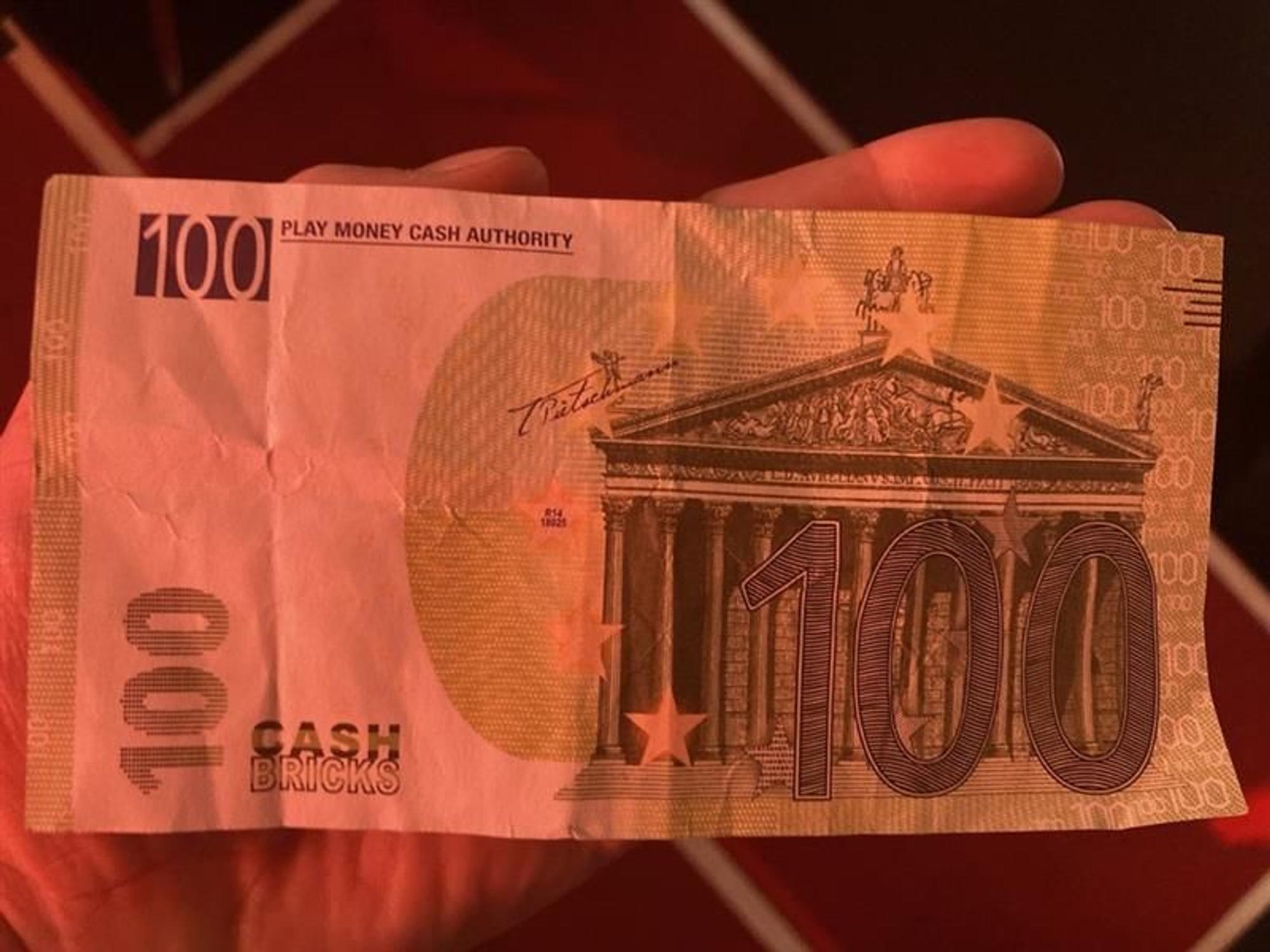 Zuschauerin Ulrike Thomas aus Erfurt bekam von Kandidat Knossi während der Show einen Geldschein in die Hand gedrückt. Dabei handelt es sich aber um eine Attrappe zum Bewerben des RTL-Gewinnspiels .