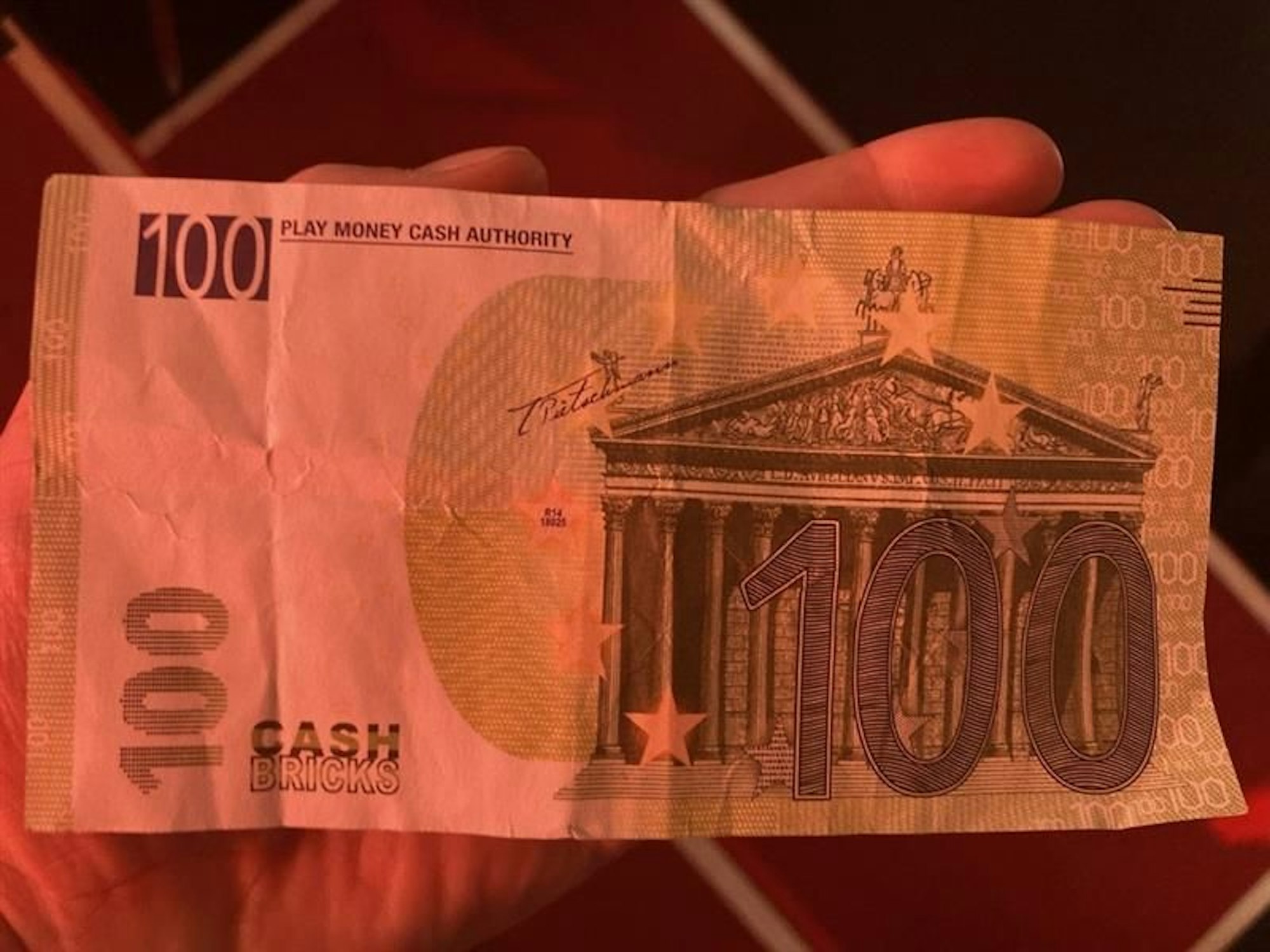 Zuschauerin Ulrike Thomas aus Erfurt bekam von Kandidat Knossi während der Show einen Geldschein in die Hand gedrückt. Dabei handelt es sich aber um eine Attrappe zum Bewerben des RTL-Gewinnspiels .