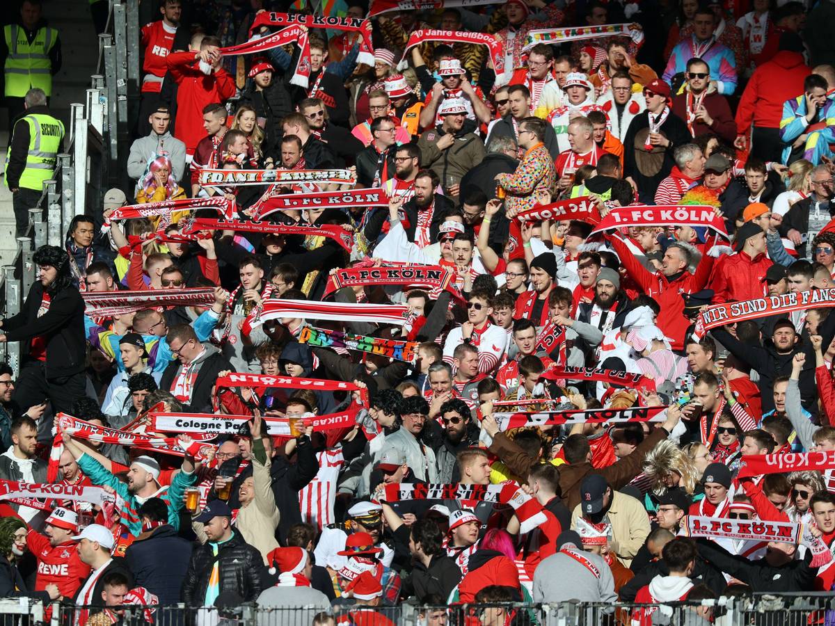 Die Fans des 1. FC Köln beim Stuttgart-Gastspiel in der Mercedes-Benz-Arena.