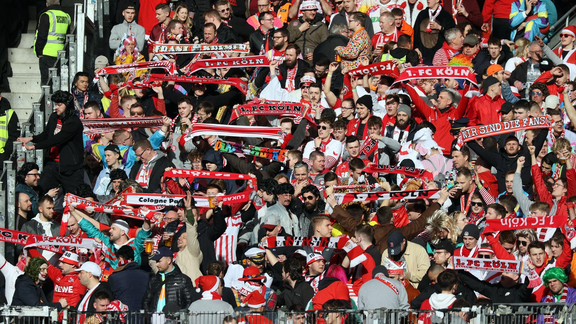 Die Fans des 1. FC Köln beim Stuttgart-Gastspiel in der Mercedes-Benz-Arena.