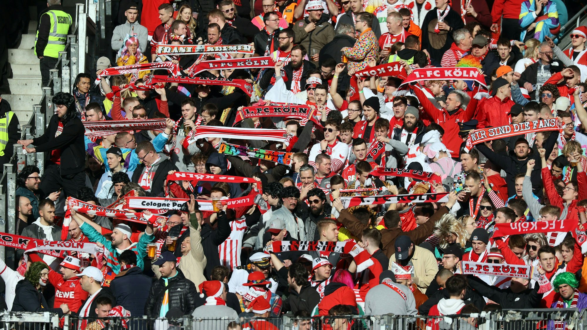 Die Fans des 1. FC Köln beim Stuttgart-Gastspiel in der Mercedes-Benz-Arena.