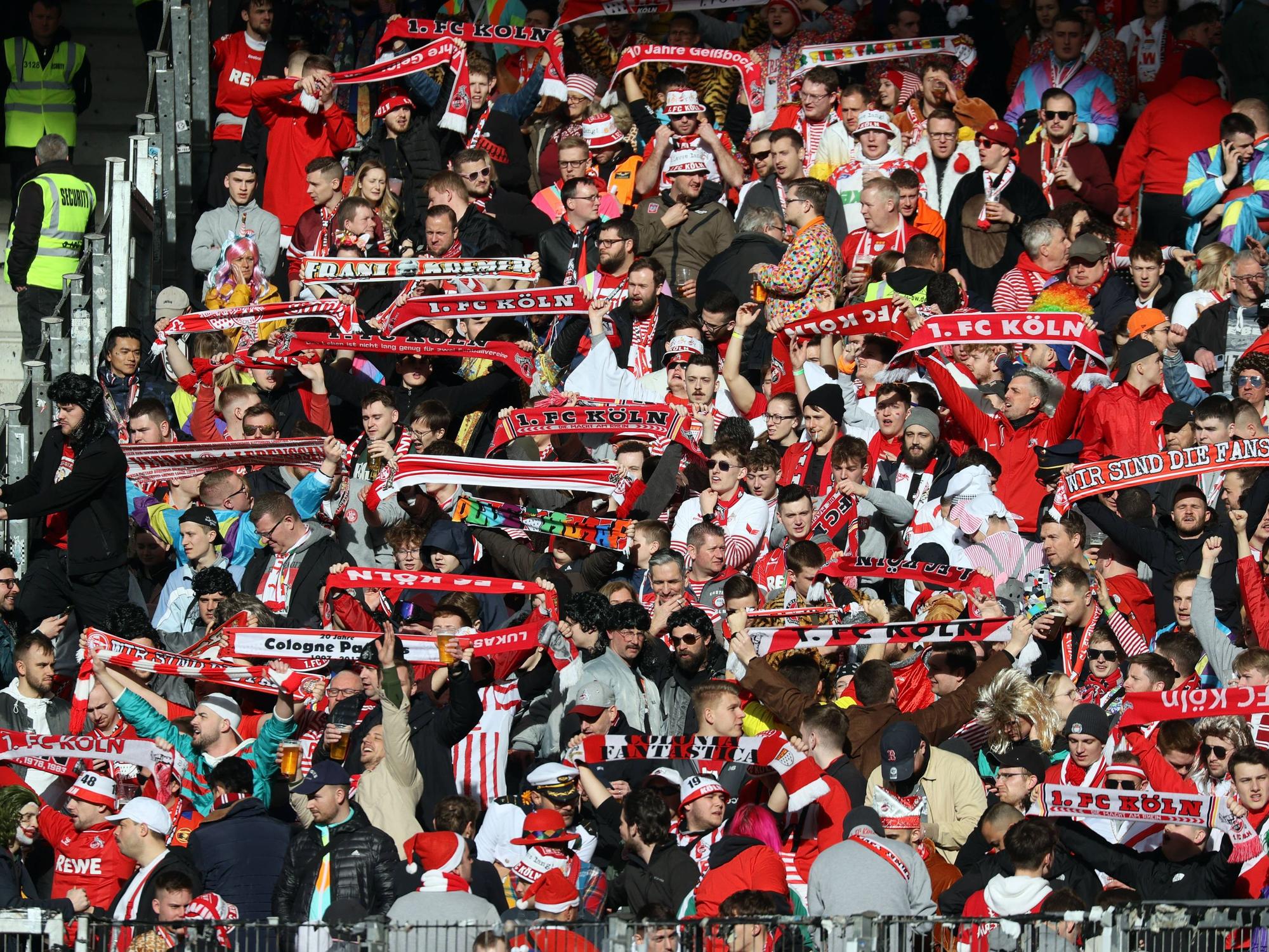 Die Fans des 1. FC Köln beim Stuttgart-Gastspiel in der Mercedes-Benz-Arena.