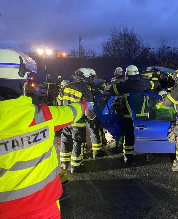 In Hürth-Kalscheuren hat sich ein schwerer Unfall ereignet. Rettungskräfte trennen am Unfallort das Dach eines VW Polos ab, um den Verletzten aus dem Fahrzeug zu holen.